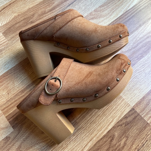 Women Size 7 Hippie Style Heel Clogs Cute Buckle accent- looks like some discolo - Picture 2 of 6